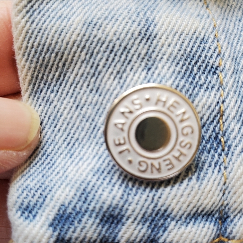 HengSheng Distressed Crop Denim Jacket. Size M - Picture 4 of 5